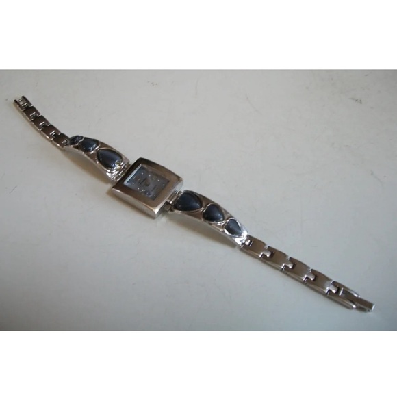 WOMEN'S SILVER FINISH HEART SHAPE FASHION CASUAL DRESSY WRIST WATCH - Picture 2 of 5